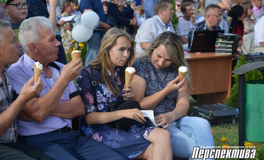 На праздник мороженого в агрогородок Путришки приехали Александр Солодуха и Саша Немо