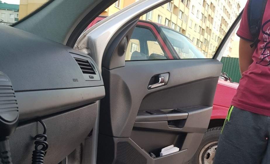 В Лиде ГАИ задержала 13-летнего водителя. Он взял автомобиль родителей и катал во дворе друзей