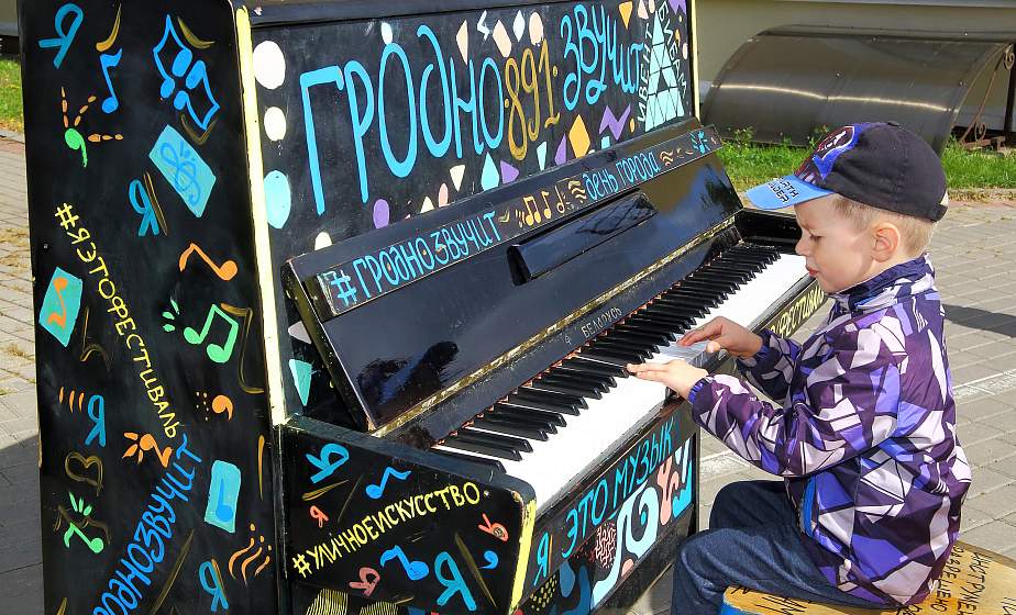 Праздник музыки, плац-концерт роты почетного караула и пленэр под открытым небом. Чем удивляет праздничная площадка по улице Горького (+видео)