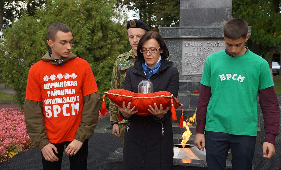 В Щучине капсулу Памяти с фрагментами земли со всех захоронений времен Великой Отечественной войны передали в музей школы №1