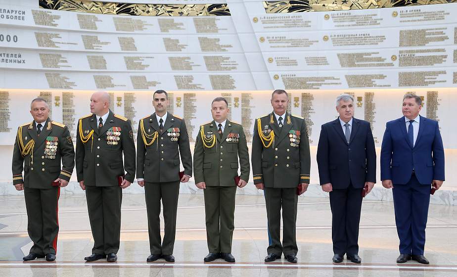 Орденом "За службу Родине" III степени награжден начальник штаба-первый заместитель командующего войсками Западного оперативного командования Руслан Косыгин