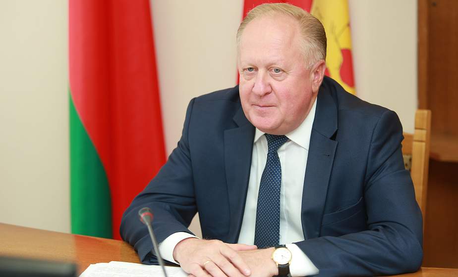  Ремонт школ, вакцинация против гриппа, «золотой возраст» и Неделя матери. Прямую линию провел заместитель председателя облисполкома Виктор Лискович 