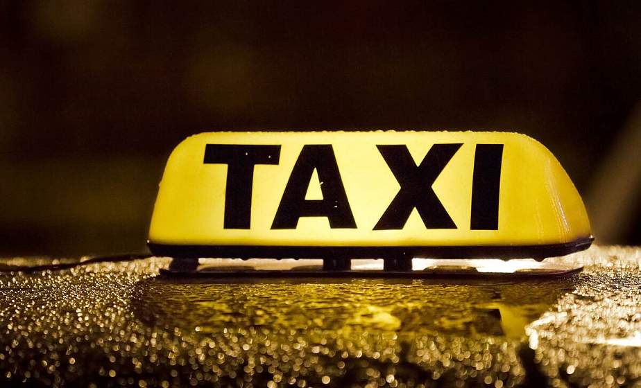 Парень пытался сесть в такси, которое не заказывал. Таксист отказал и получил кулаком по лицу