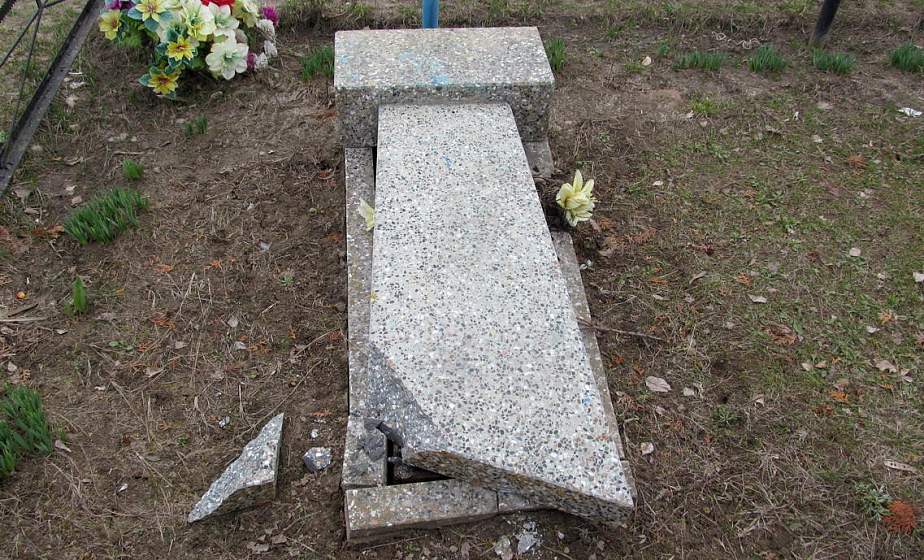 В Лиде на городском кладбище неизвестный вандал разбил несколько памятников