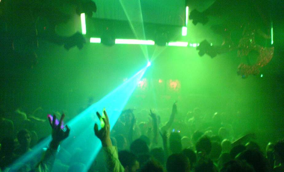 В одном из клубов  Гродно уборщица украла у посетителя 400 долларов  