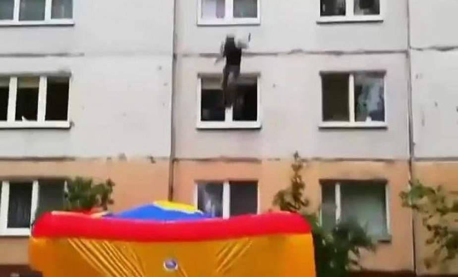В Гродно мужчина хотел выпрыгнуть с 4 этажа. Спасатели применили «куб жизни»