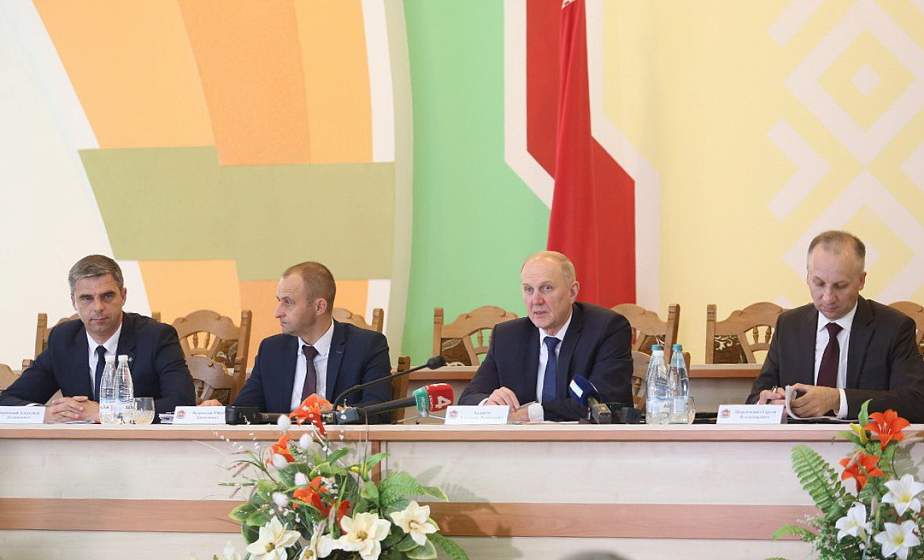  Председатель облисполкома Владимир Кравцов провел пресс-конференцию в Мостах 