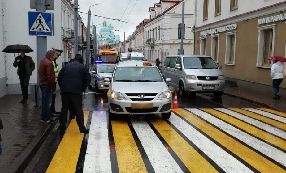В центре Гродно водитель такси сбил пешехода: женщину госпитализировали  