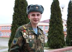 По образованию – учитель, а в душе – военный. Евгений Шейко из агрогородка Каролин после армии хочет продолжить службу и стать снайпером спецназа