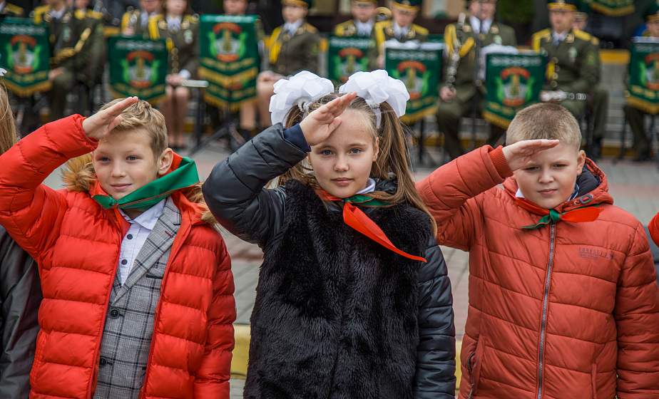 Повязали галстуки. В Гродно приняли присягу новые пионеры
