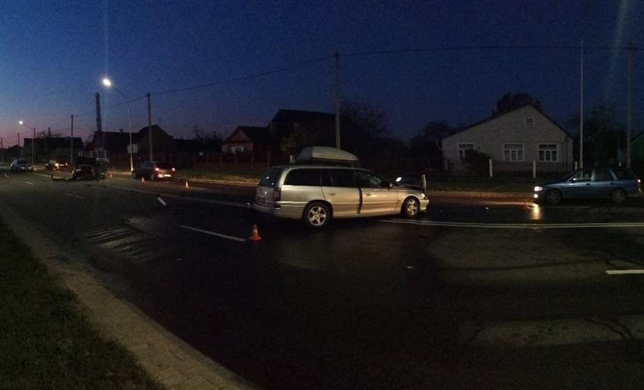 В Лиде столкнулись две иномарки. Водителей деблокировали спасатели