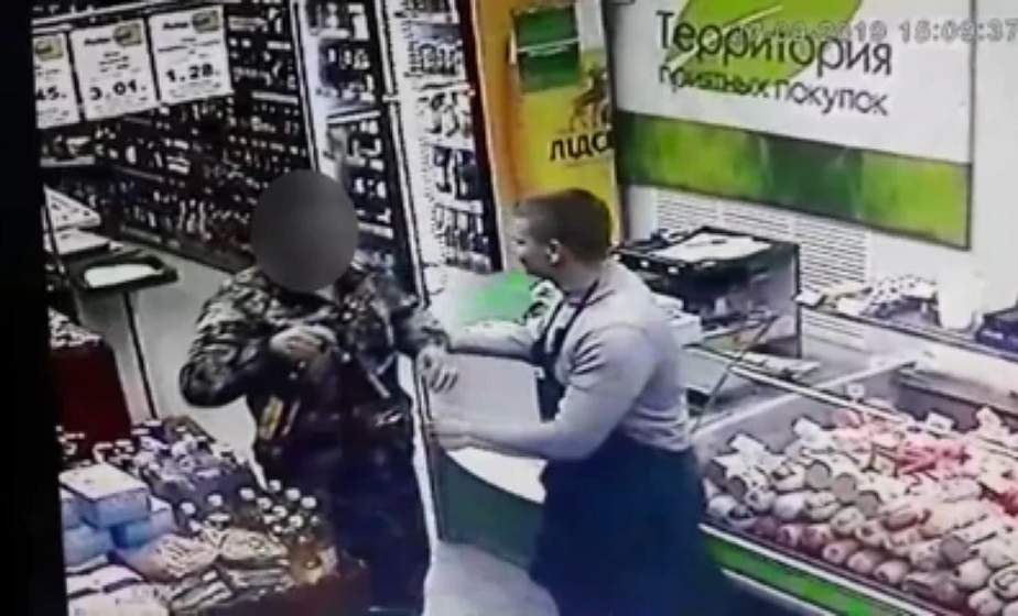 В Лиде мужчина похитил две бутылки коньяка. Похитителя  задерживали со служебной собакой 