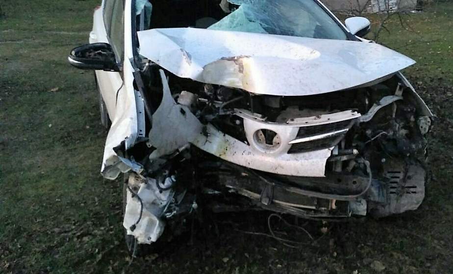 В Дятловском районе автомобиль вылетел в кювет и врезался в дерево  