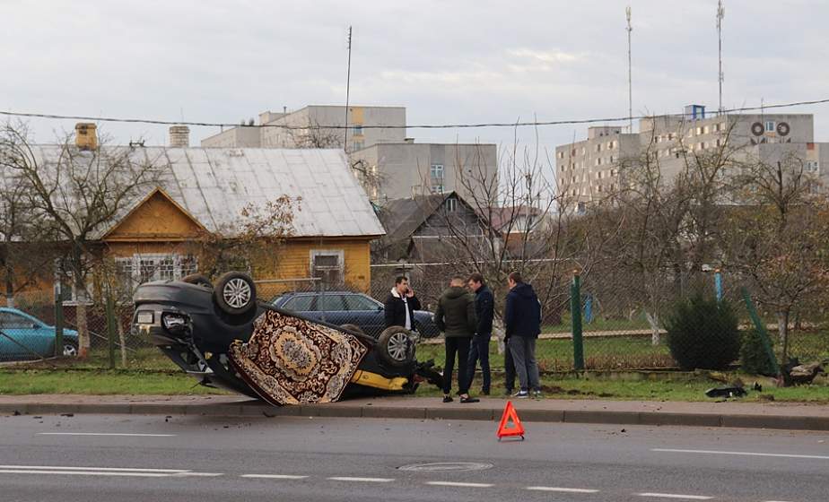 В Лиде перевернулся автомобиль такси
