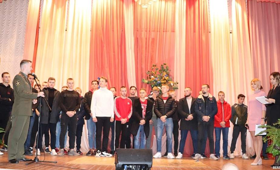 В Берестовице проводили на службу призывников