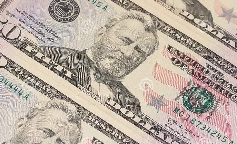 В Лиде пенсионерка присвоила 50 долларов, забытые клиентом обменного пункта. Ситуация закончилась судом