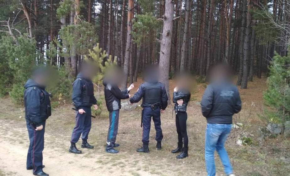 В Гродненском районе двое мужчин привязали пенсионера к дереву в лесном массиве. Возбуждено уголовное дело