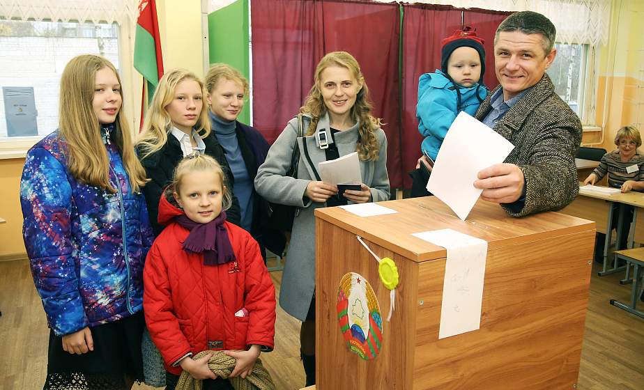 "Мы сделали выбор доверия". В досрочном голосовании на участки приходят семьями