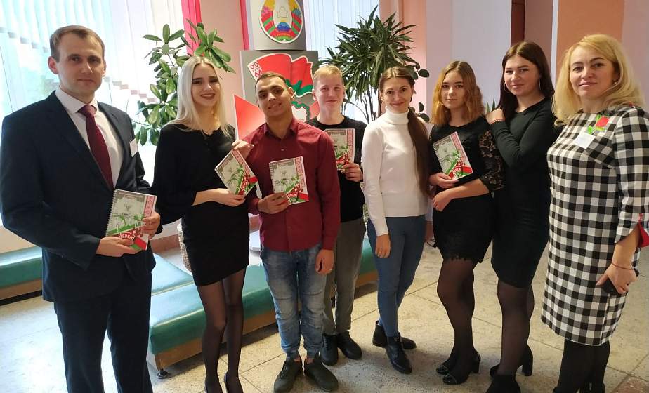 В день рождения – на выборы. В Гродно впервые голосующие избиратели принимали поздравления от БРСМ
