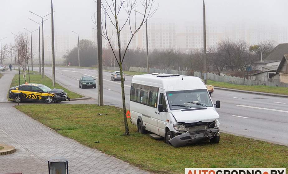 Такси и маршрутка серьезно столкнулись на Девятовке в Гродно. Первые подробности