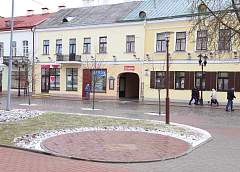 Из центра Гродно перенесли деревянную скульптуру туриста. Что с ней будет дальше?