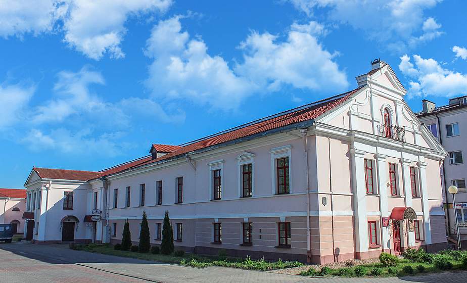 «Падвойныя» ковры и гобелены. Уникальная выставка открылась в Гродно