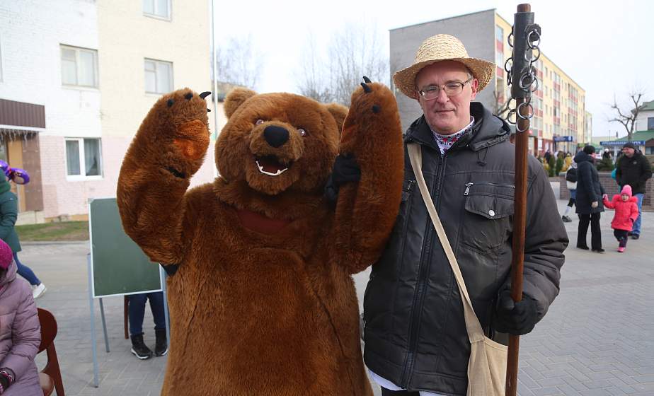 Девушки-бараночницы, дрессированный медведь и роскошная карета Огинских. Что можно было увидеть во время театрализованной прогулки по Сморгони