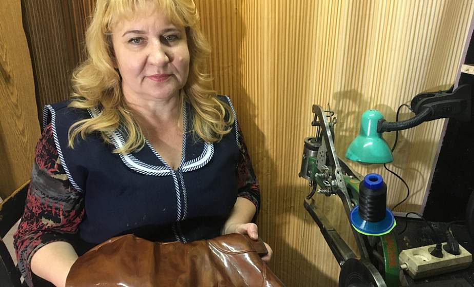 «Сапожников с маникюром не бывает». Обувных дел мастер из Лиды рассказала о тонкостях профессии, высоких каблуках и узких голенищах