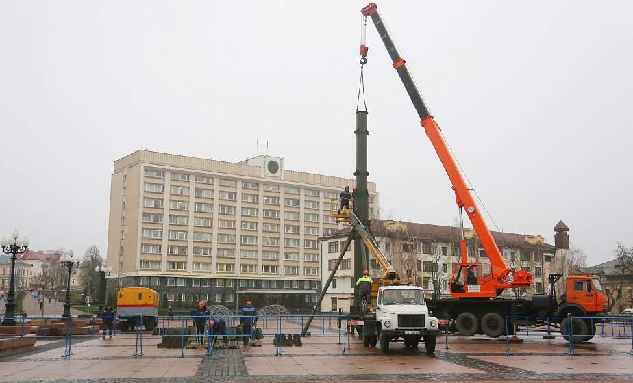 Фотофакт: в Гродно начали устанавливать Новогоднюю елку