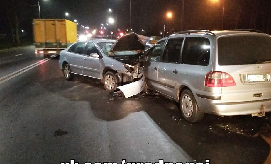 Серьезная авария в Гродно: в лобовом столкновении пострадала пассажирка. Виновник ДТП, возможно, уснул за рулем 