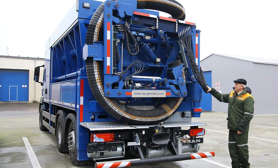 «Это как пылесос, только на шести колесах». «Гродноводоканал» получил уникальную технику для очистки иловых карт