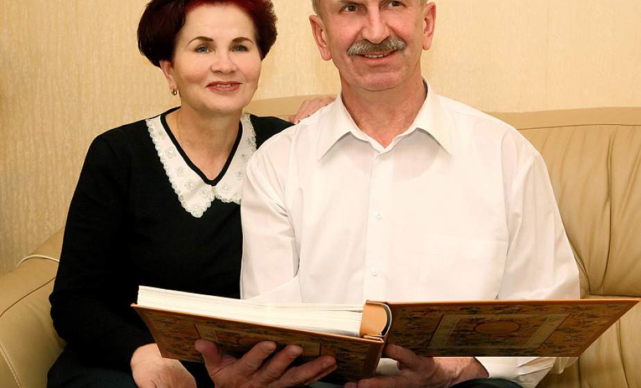 На семейных часах –  тридцать шесть... лет