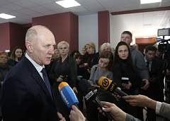 Новый стеклозавод и реконструкция трассы М7. Председатель облисполкома Владимир Кравцов рассказал о планах развития региона на пресс-конференции в Скиделе