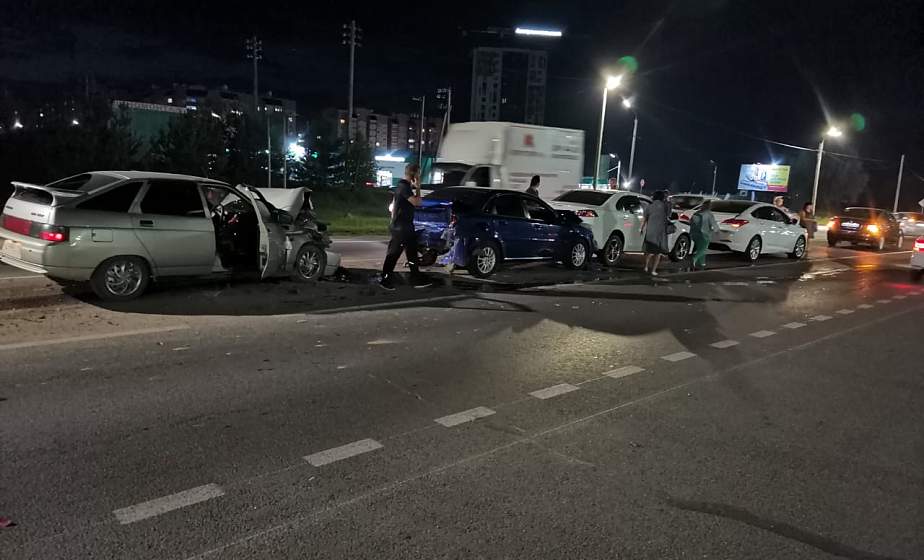 Крупная авария в Гродно: на Поповича собрали паровозик из трех "Фольксвагенов" и двух "Рено"
