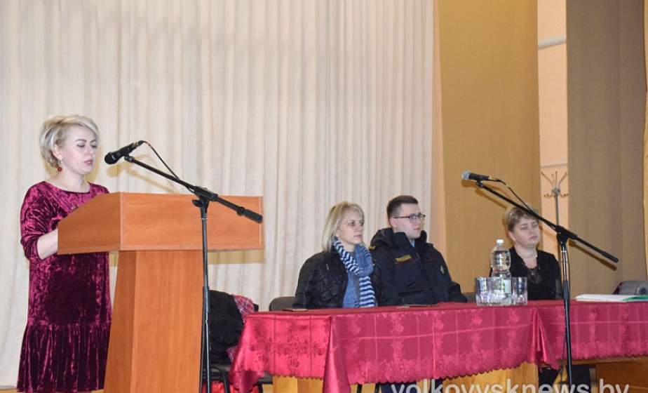 О киберпреступлениях, безопасности и культурных традициях района. Заместитель председателя Волковысского райисполкома встретилась с местными жителями