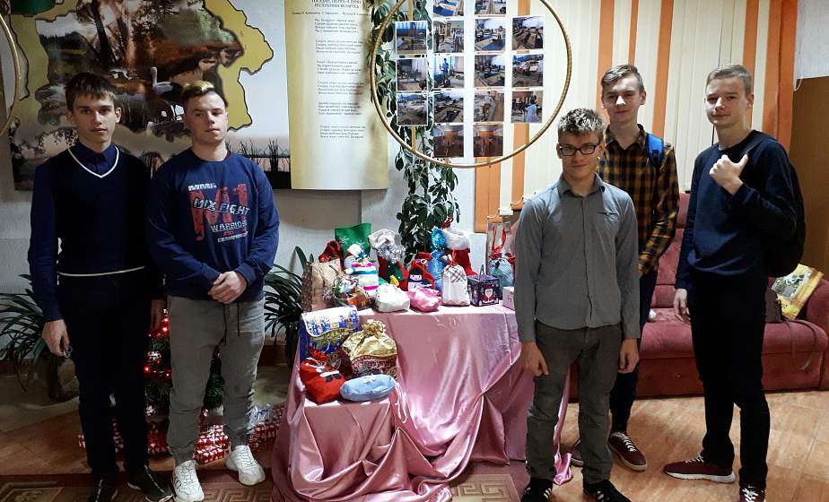 В Озерах связали «Волшебные варежки» для онкобольных в Боровлянах 