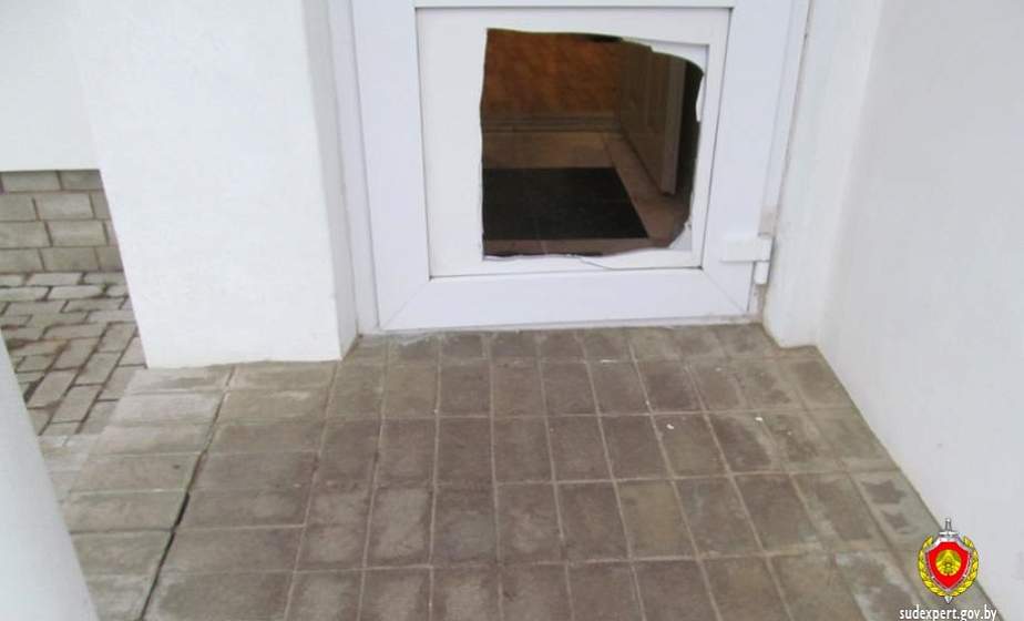 Вырезали дырку в дверях и проникли внутрь. В Щучине подростки обокрали магазин на 1000 рублей 