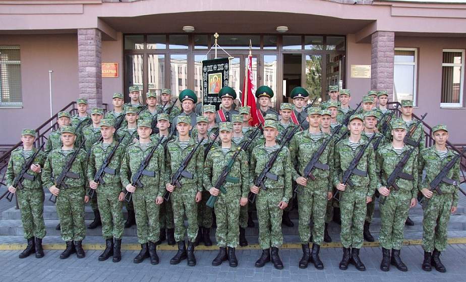  В Гродненской пограничной группе торжественно вручили оружие новым пограничникам