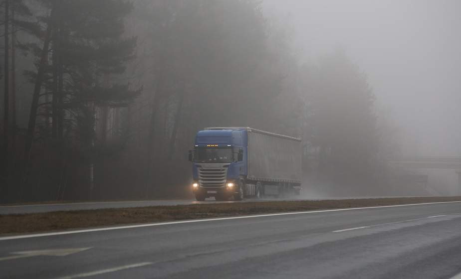  Фотофакт. Белые как молоко. Дороги Гродненщины в плотном тумане (+видео)