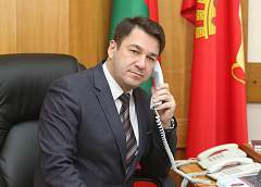 Семейный капитал для многодетных родителей и вопросы ЖКХ. Прямую линию с жителями области провел заместитель председателя облисполкома Виктор Пранюк
