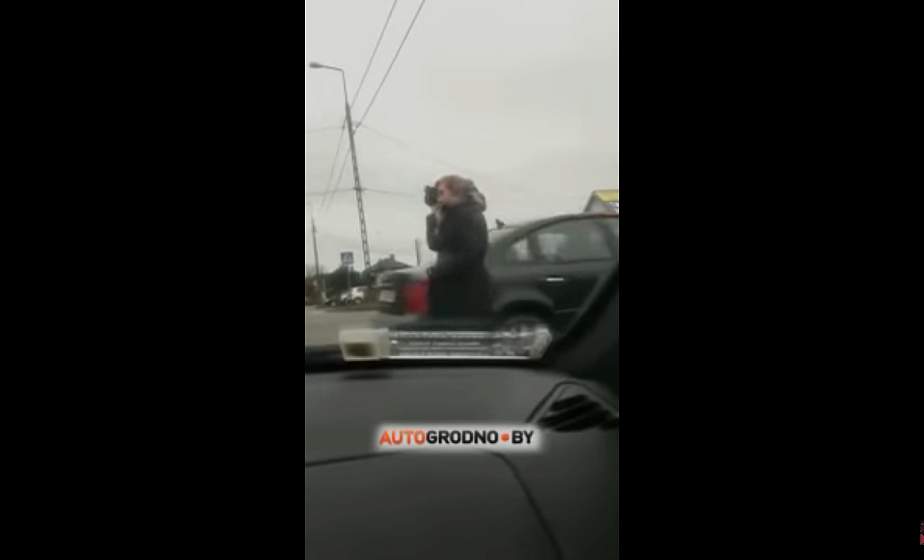 Женщина кинула камнем в водителя, который вклинился в очередь на белорусско-польской границе