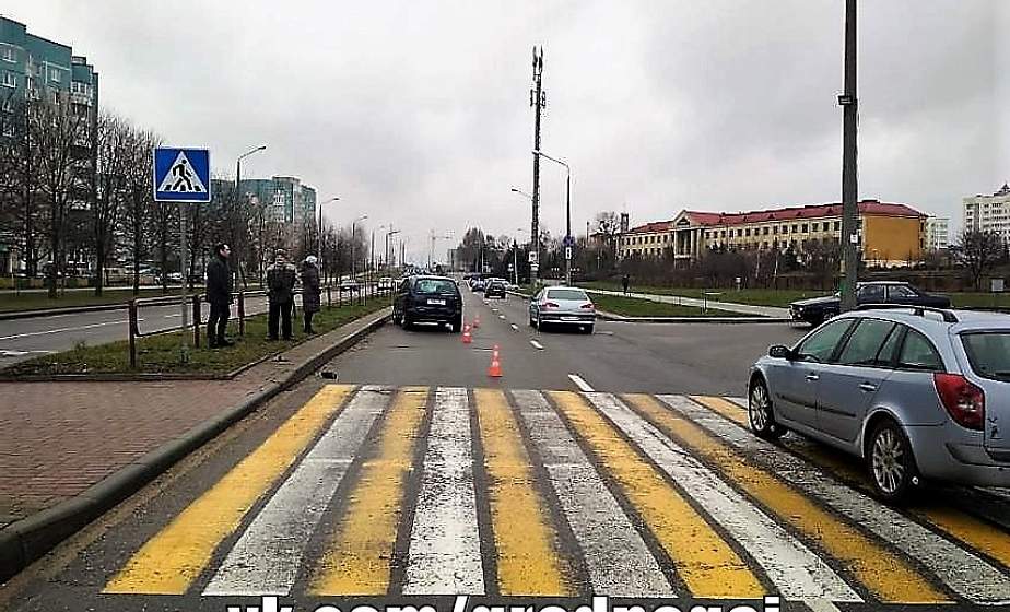 В Гродно на пешеходном переходе легковушка сбила двух школьников 