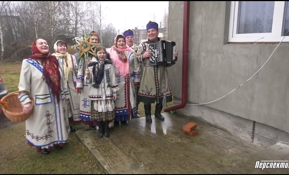 В Поречье колядовщики ходили по домам и водили с собой козу (видео)