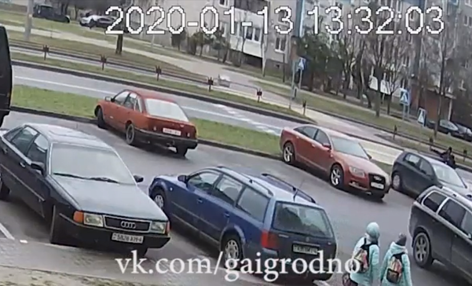 В сети появилось видео наезда на школьников на улице Курчатова в Гродно