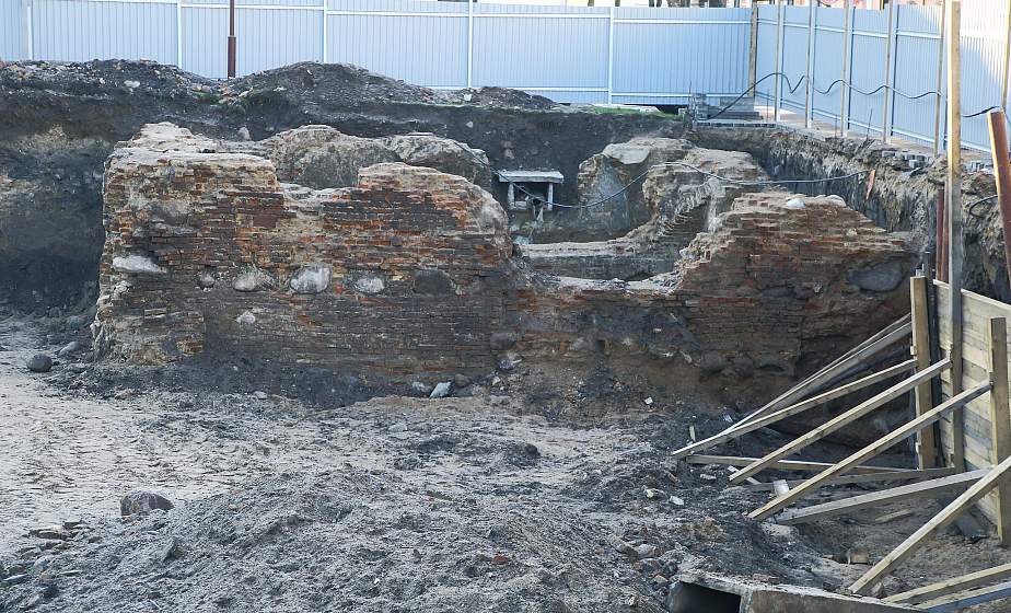 Куда ведет подземный ход? Под «Домом с рыбкой» в центре Гродно обнаружили древние фундаменты