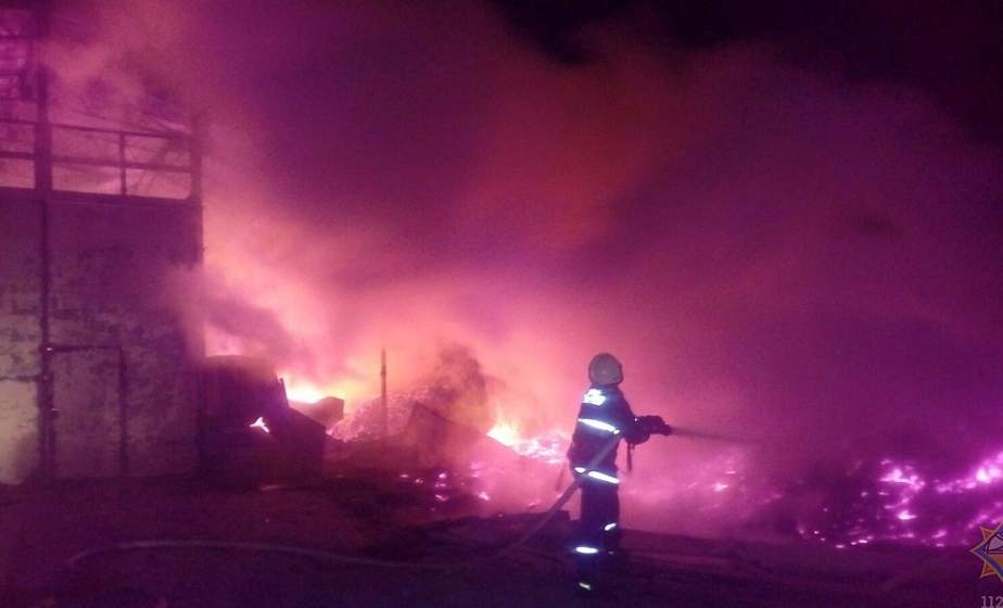 В деревне под Волковыском горел цех. Возможная причина пожара – поджог 