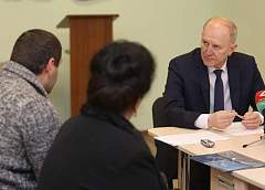 Если пообещал, должен сделать. Это аксиома для представителей власти