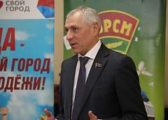Заместитель Председателя Палаты представителей Национального собрания Республики Беларусь Валерий Мицкевич принял участие в заседании Лидского райисполкома, провел личный прием граждан и встретился с молодежью