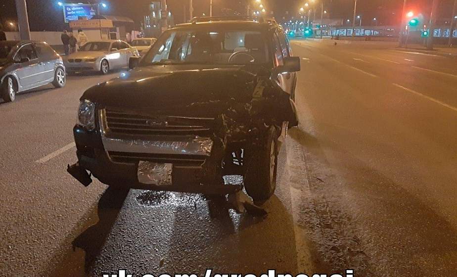 В Гродно водитель проехал на красный и столкнулся с такси: пассажиры в реанимации
