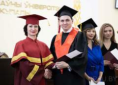 «Вы уже сделали уверенный шаг в науку». В купаловском университете вручили дипломы магистров
